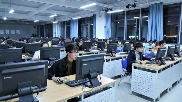 智能信息管理學院 融合創(chuàng)新，引領數(shù)字化時代餐飲與旅游管理